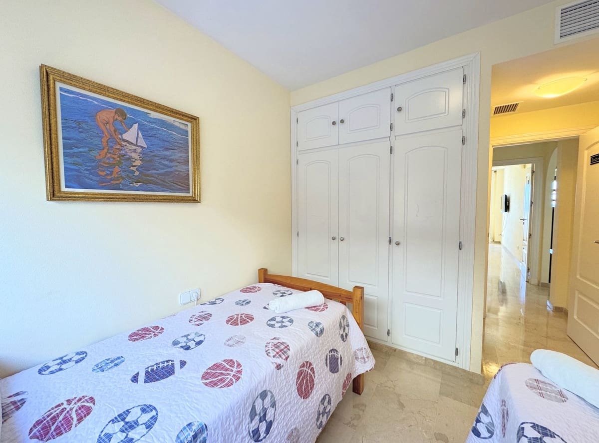 3 sypialnia Penthouse na sprzedaż w La Duquesa / Puerto de la Duquesa z basenem garażem - 370 000 € (Ref: 9818641)