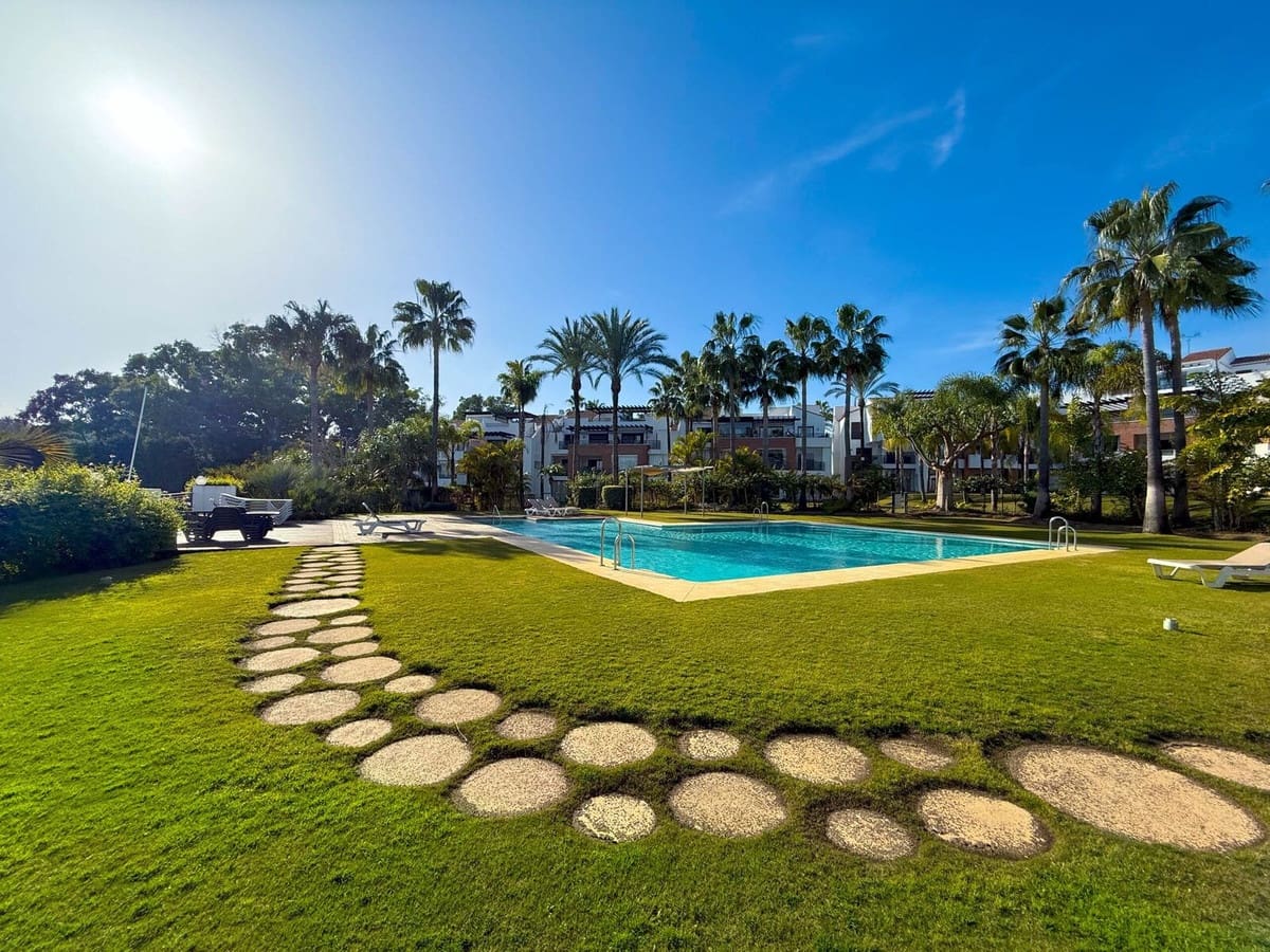 3 soverom Penthouse til salgs i Estepona med svømmebasseng garasje - € 485 000 (Ref: 9821265)