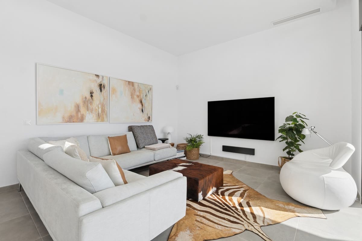 3 bedroom Villa for sale in Estepona with pool garage - € 949,000 (Ref: 9821637)