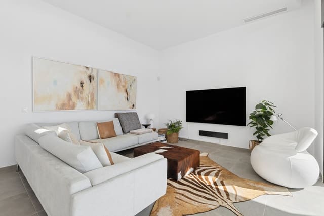 3 bedroom Villa for sale in Estepona with pool garage - € 949,000 (Ref: 9821637)