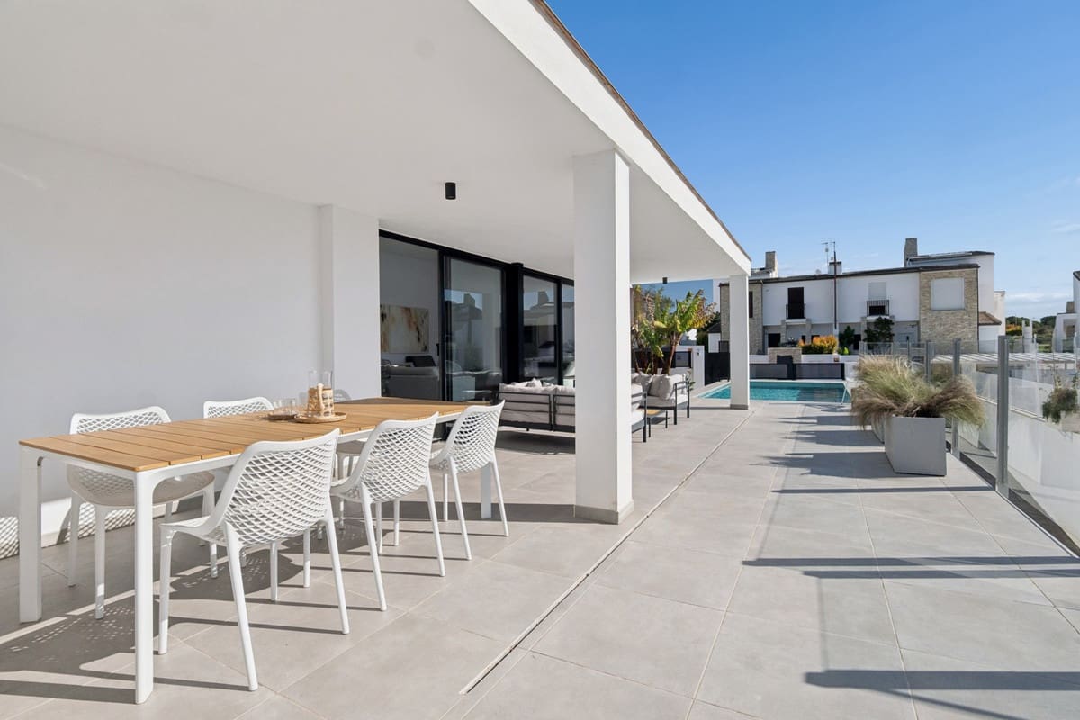3 bedroom Villa for sale in Estepona with pool garage - € 949,000 (Ref: 9821637)