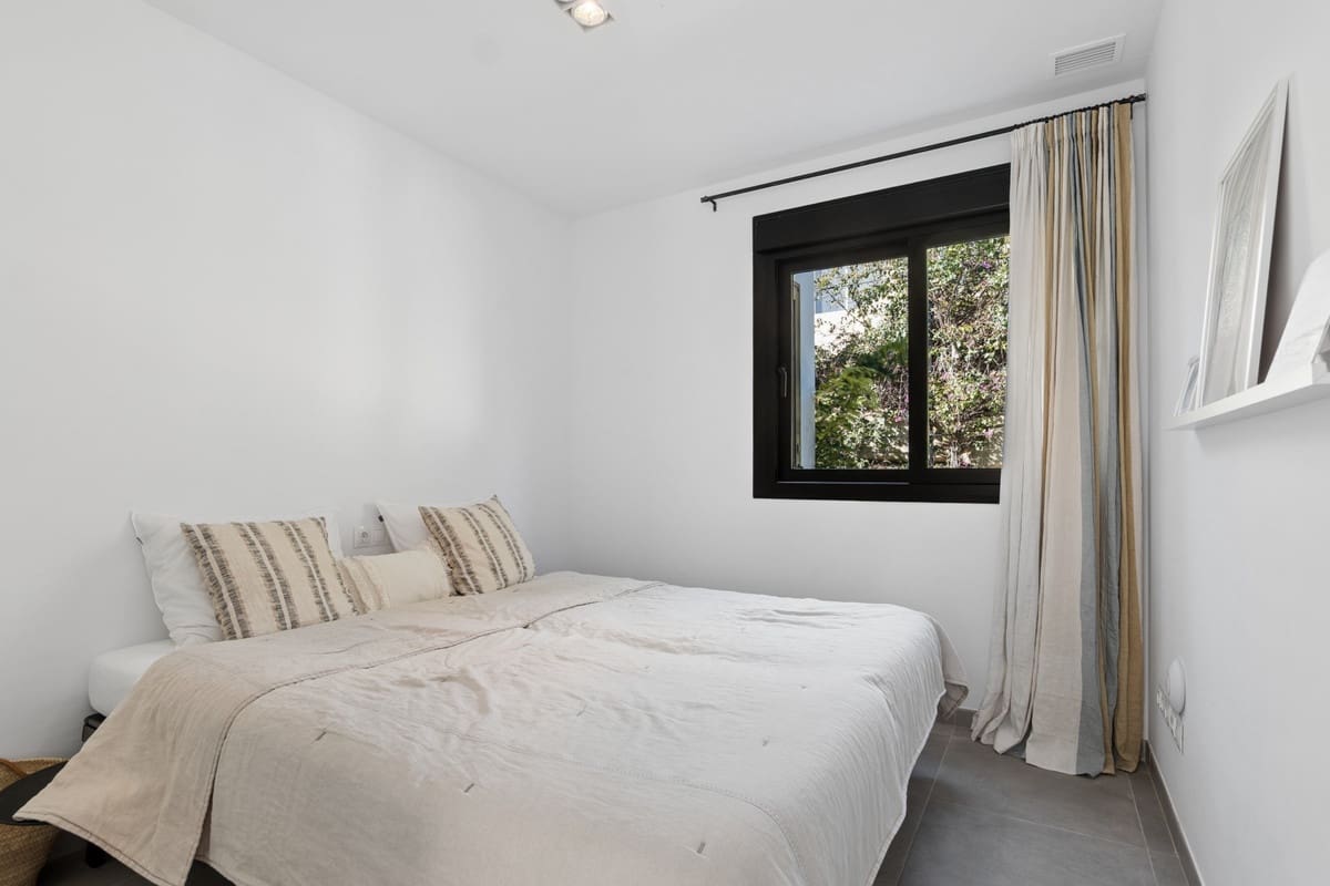 3 bedroom Villa for sale in Estepona with pool garage - € 949,000 (Ref: 9821637)