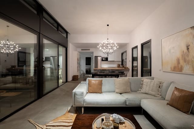3 bedroom Villa for sale in Estepona with pool garage - € 949,000 (Ref: 9821637)