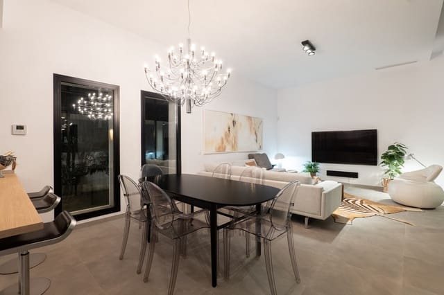 3 bedroom Villa for sale in Estepona with pool garage - € 949,000 (Ref: 9821637)