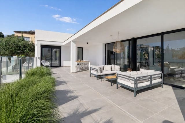 3 bedroom Villa for sale in Estepona with pool garage - € 949,000 (Ref: 9821637)