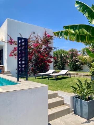 3 bedroom Villa for sale in Estepona with pool garage - € 949,000 (Ref: 9821637)