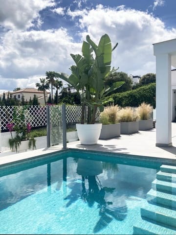 3 bedroom Villa for sale in Estepona with pool garage - € 949,000 (Ref: 9821637)