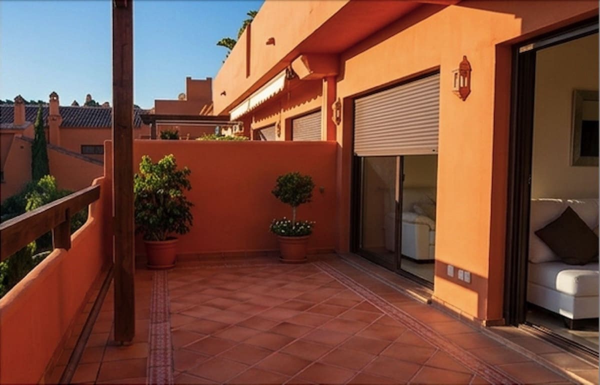 2 bedroom Apartment for sale in Estepona with pool garage - € 365,000 (Ref: 9823481)