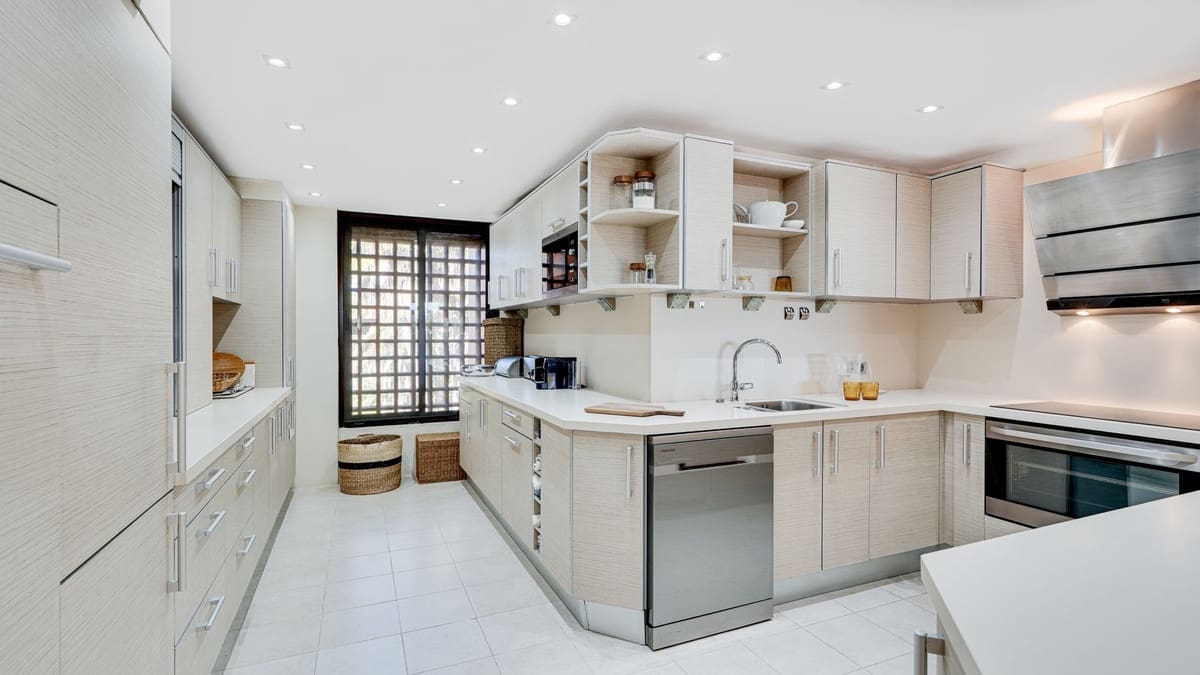 3 soverom Penthouse til salgs i Estepona med svømmebasseng garasje - € 875 000 (Ref: 9826743)