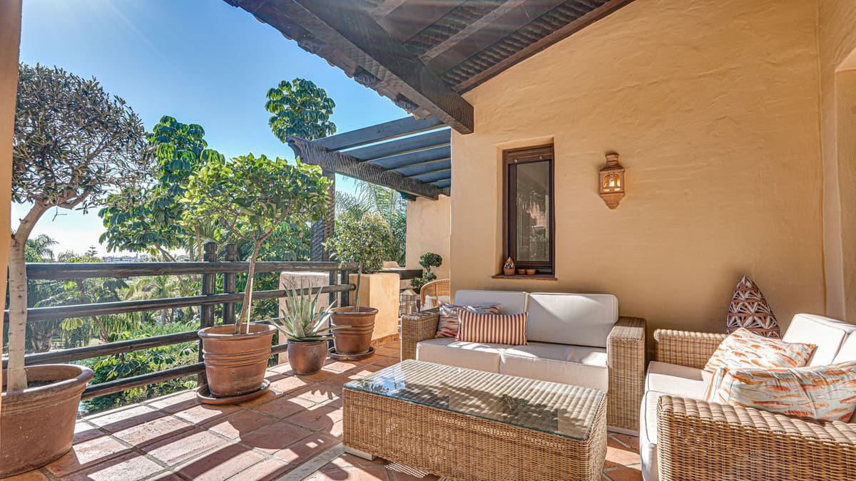 3 soverom Penthouse til salgs i Estepona med svømmebasseng garasje - € 875 000 (Ref: 9826743)