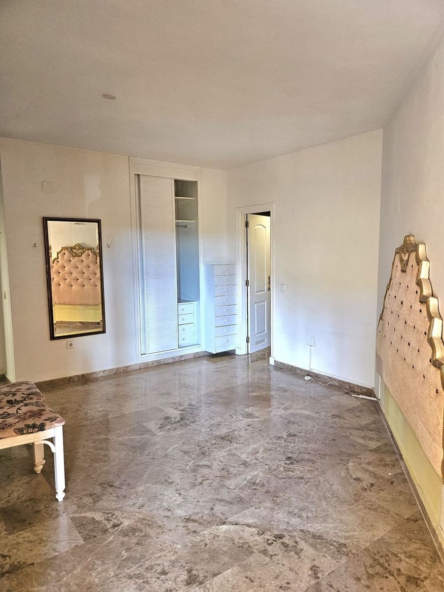 2 bedroom Apartment for sale in San Pedro de Alcantara with pool garage - € 485,000 (Ref: 9827614)