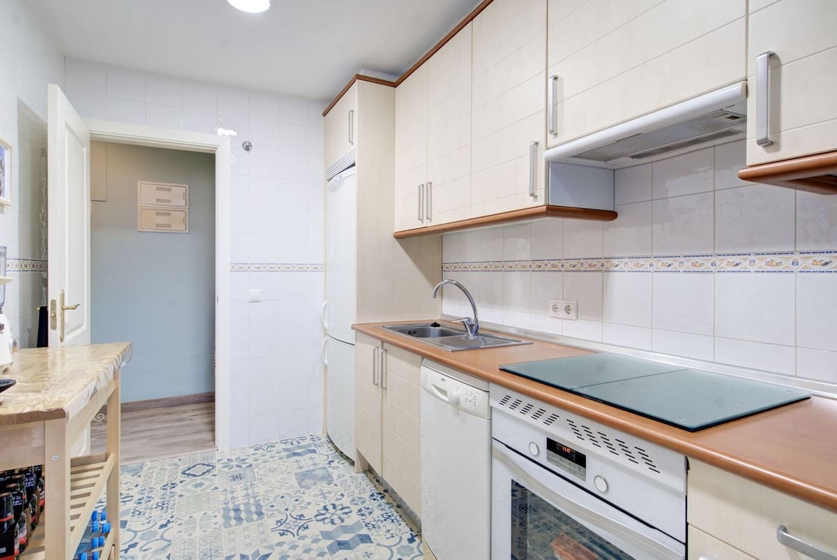 2 bedroom Apartment for sale in La Cala de Mijas with pool garage - € 359,900 (Ref: 9827615)