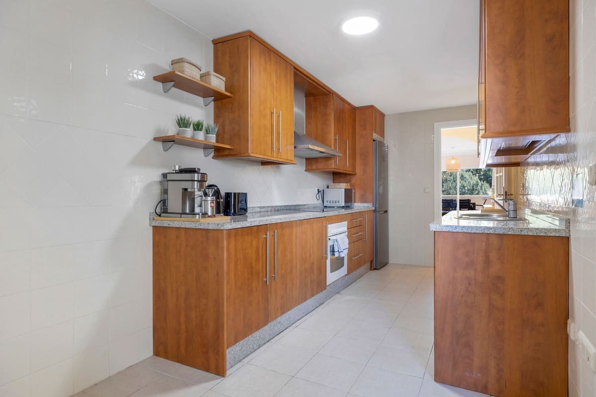 2 Zimmer Apartment zu verkaufen in Elviria mit Pool Garage - 365.000 € (Ref: 9832077)