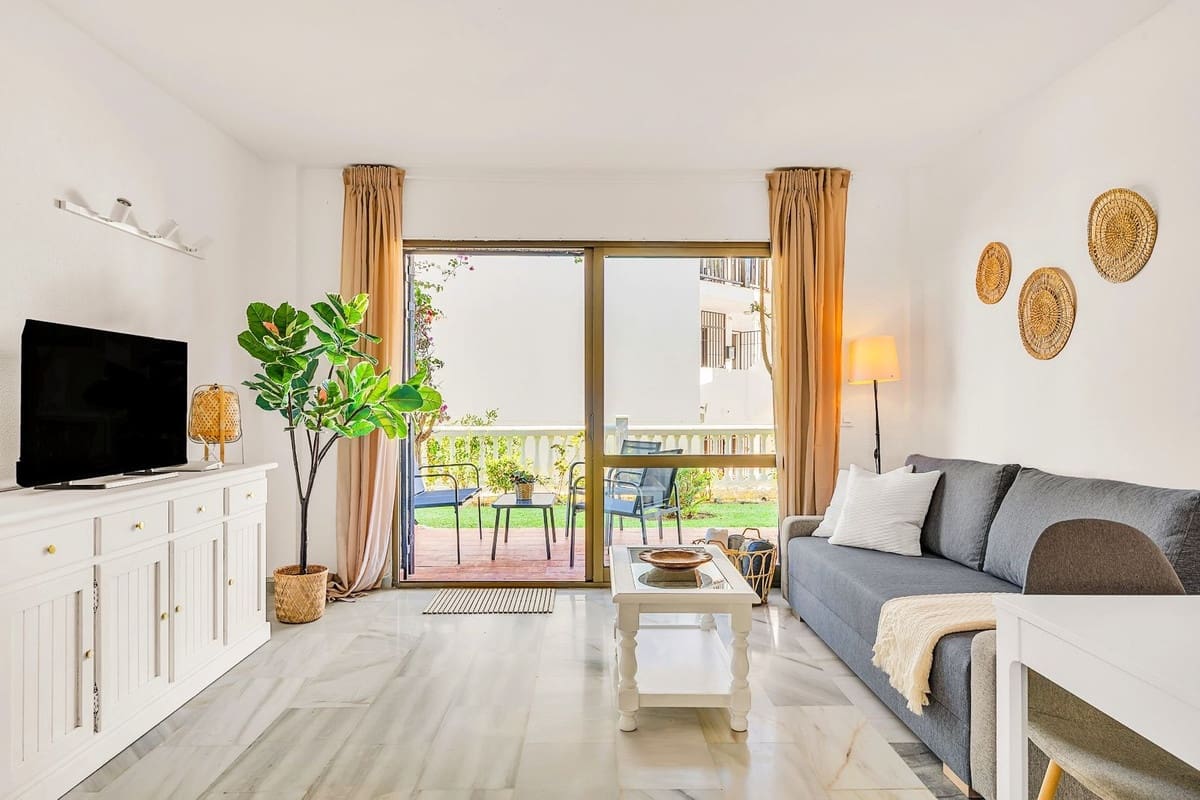 2 bedroom Apartment for sale in Riviera del Sol with pool - € 329,500 (Ref: 9832082)