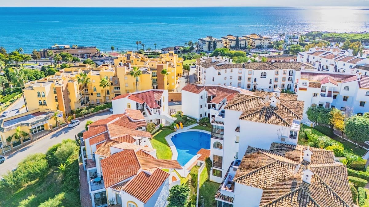 2 bedroom Apartment for sale in Riviera del Sol with pool - € 329,500 (Ref: 9832082)