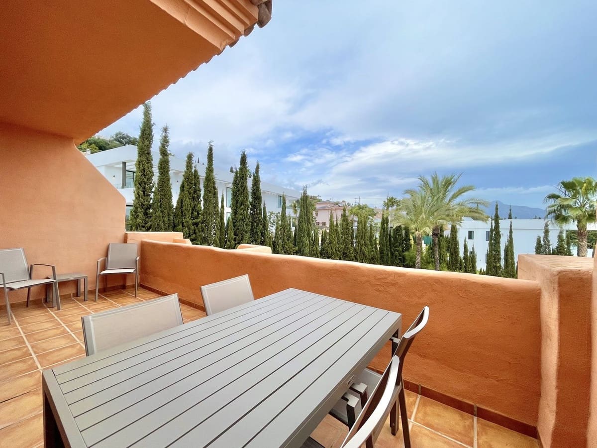 2 soverom Leilighet til salgs i Benahavis med svømmebasseng garasje - € 325 000 (Ref: 9832083)