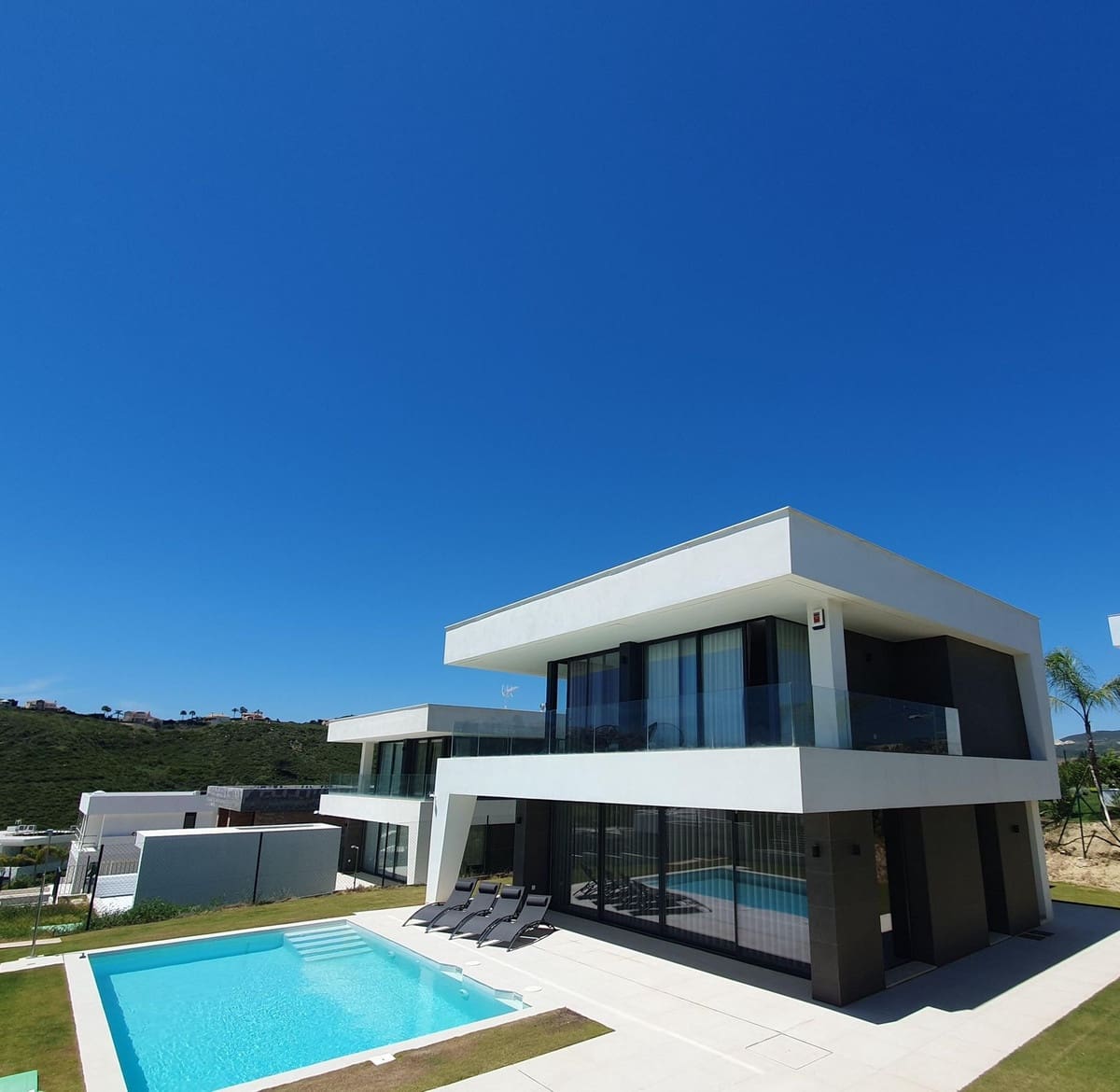 4 slaapkamer Villa te koop in La Duquesa / Puerto de la Duquesa met zwembad garage - € 1.295.000 (Ref: 9847428)