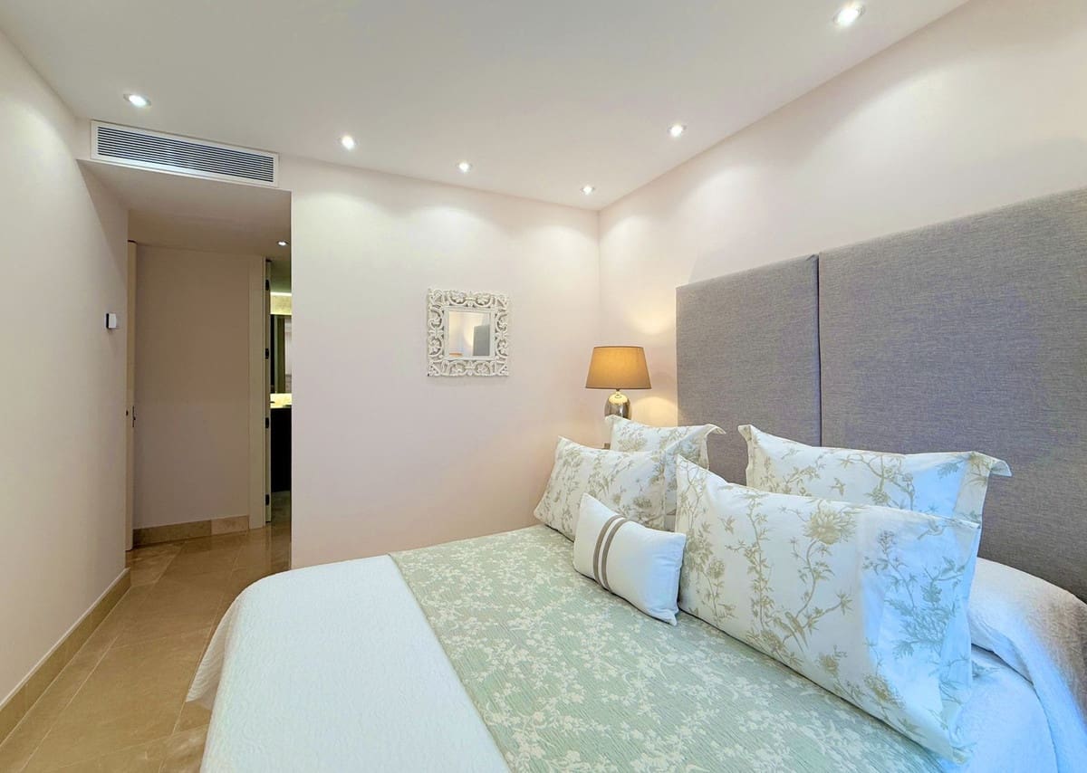 3 chambre Appartement à vendre à La Duquesa / Puerto de la Duquesa avec piscine garage - 359 000 € (Ref: 9847777)