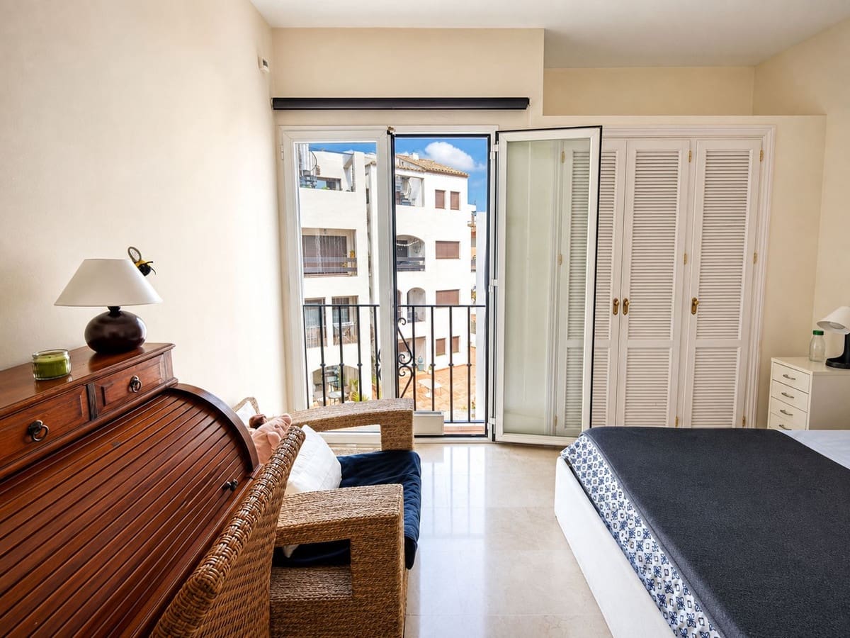 2 soveværelse Penthouse til salg i La Duquesa / Puerto de la Duquesa med swimmingpool - € 280.000 (Ref: 9847782)
