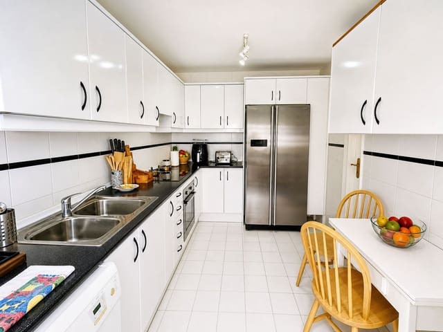 2 soveværelse Penthouse til salg i La Duquesa / Puerto de la Duquesa, Manilva med swimmingpool - € 280.000 (Ref: 9847782)