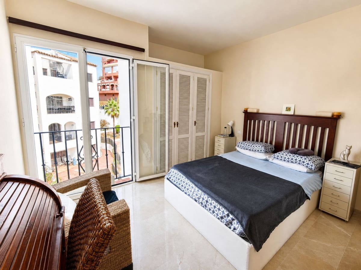 2 soveværelse Penthouse til salg i La Duquesa / Puerto de la Duquesa med swimmingpool - € 280.000 (Ref: 9847782)