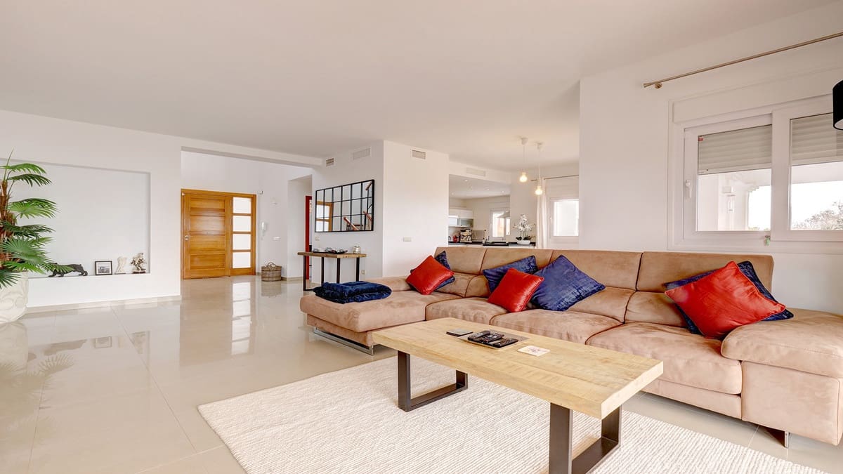 4 soverom Villa til salgs i Manilva med svømmebasseng garasje - € 1 450 000 (Ref: 9849969)