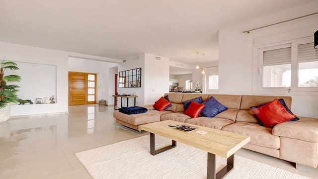 4 soverom Villa til salgs i Manilva med svømmebasseng garasje - € 1 450 000 (Ref: 9849969)