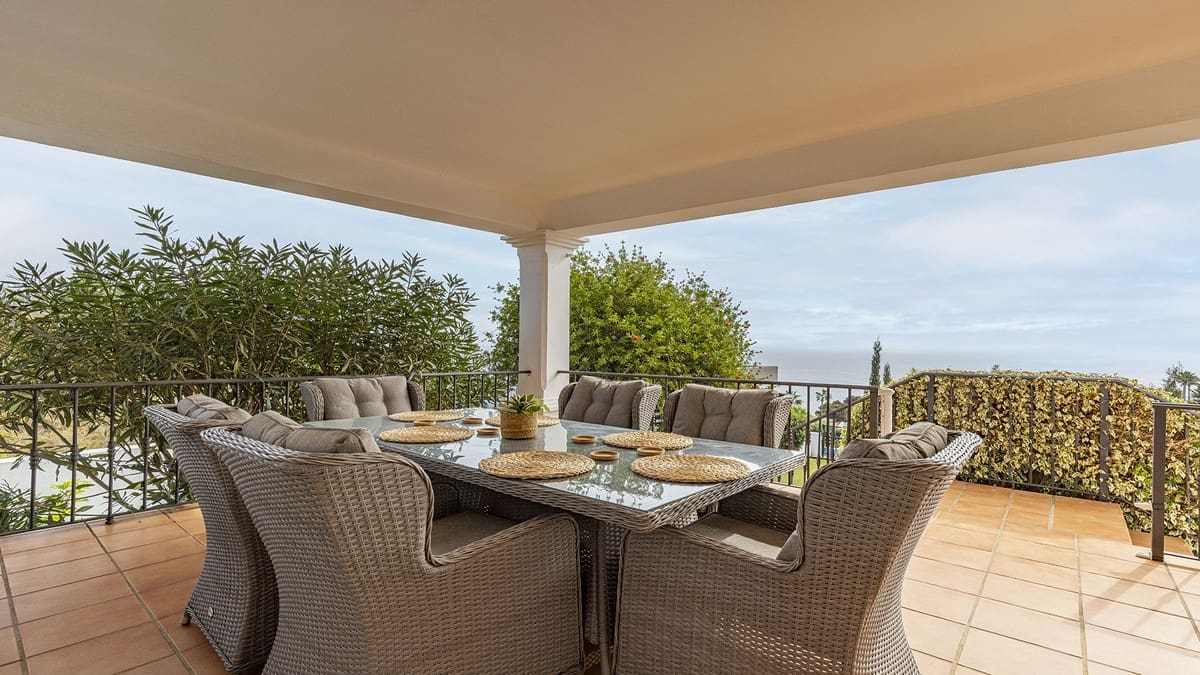 4 soverom Villa til salgs i Manilva med svømmebasseng garasje - € 1 450 000 (Ref: 9849969)