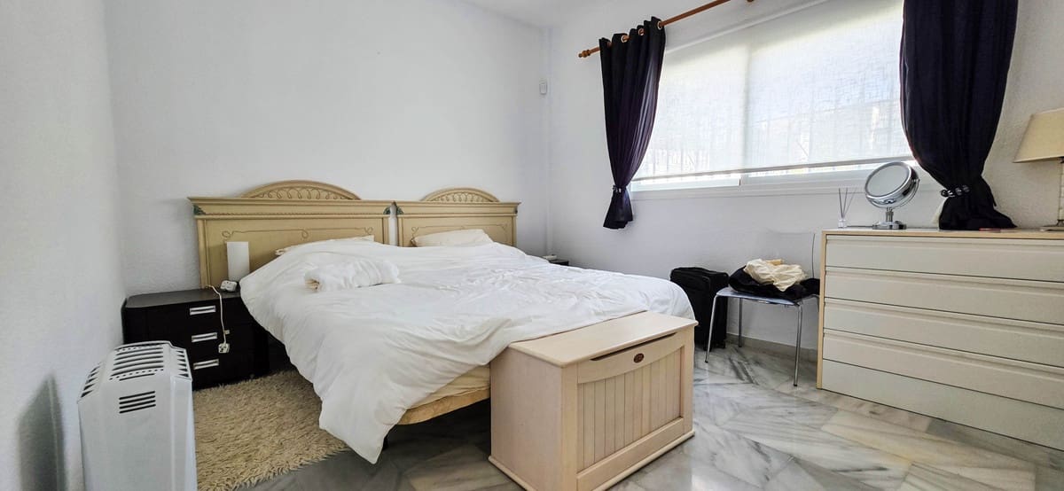 5 quarto Casa em Banda para venda em La Duquesa / Puerto de la Duquesa com piscina - 749 000 € (Ref: 9849970)