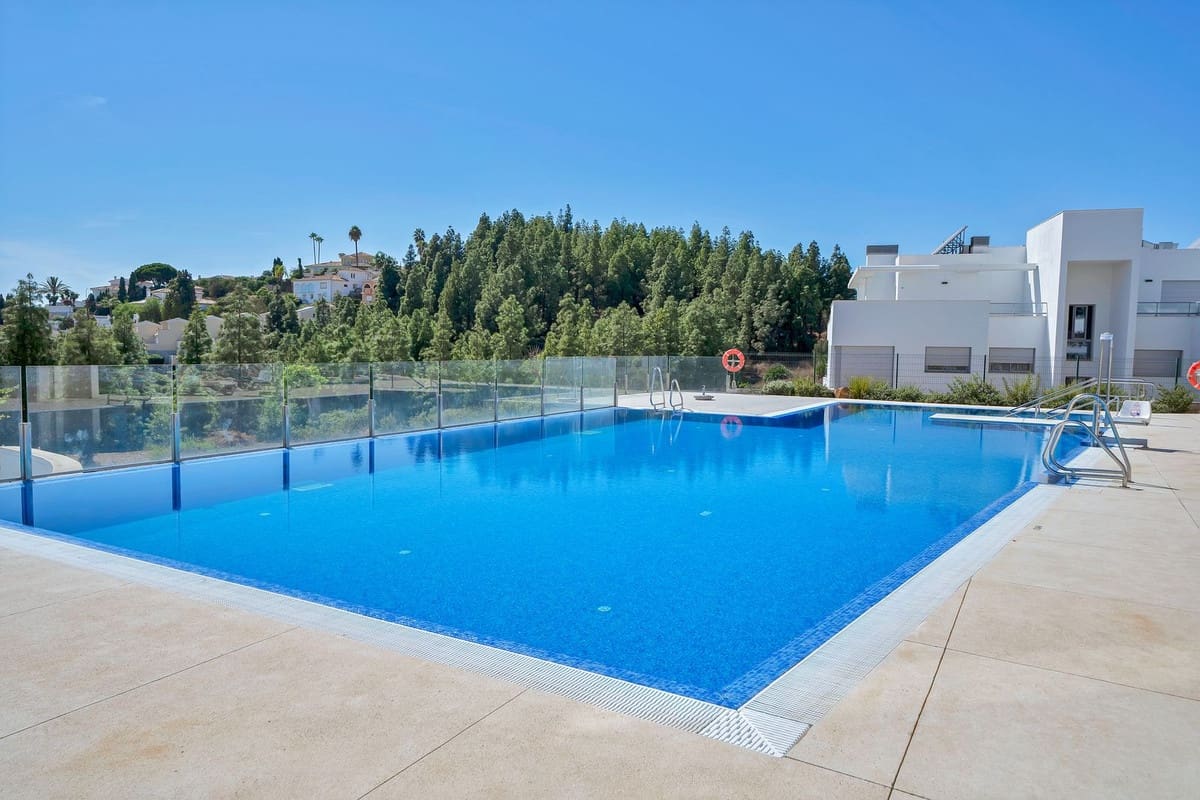 2 bedroom Apartment for sale in Mijas Costa with pool garage - € 425,000 (Ref: 9850433)