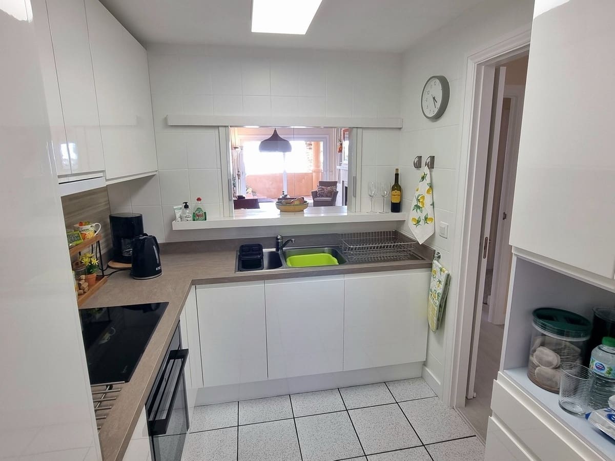 2 bedroom Apartment for sale in Calahonda with pool - € 330,000 (Ref: 9850435)
