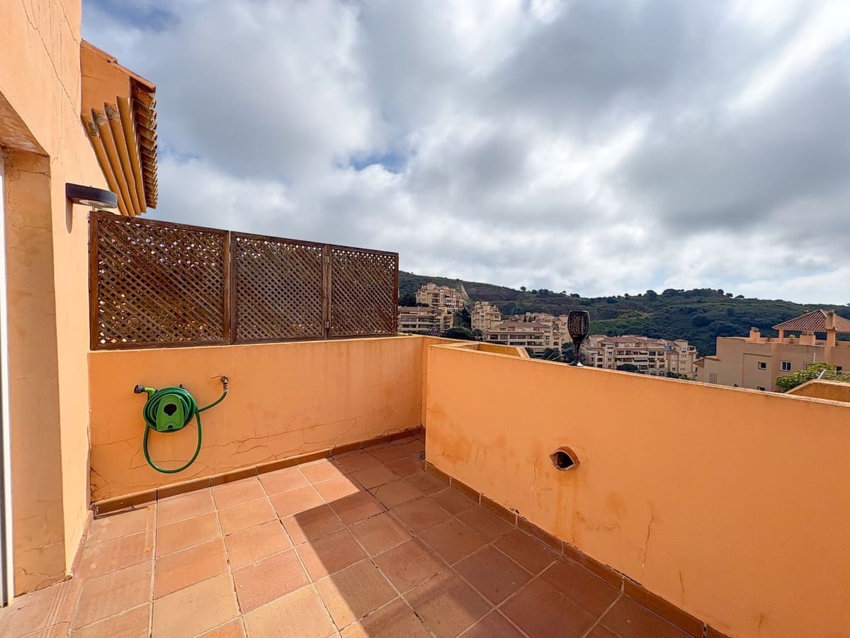 2 bedroom Apartment for sale in Calahonda with pool - € 310,000 (Ref: 9850436)