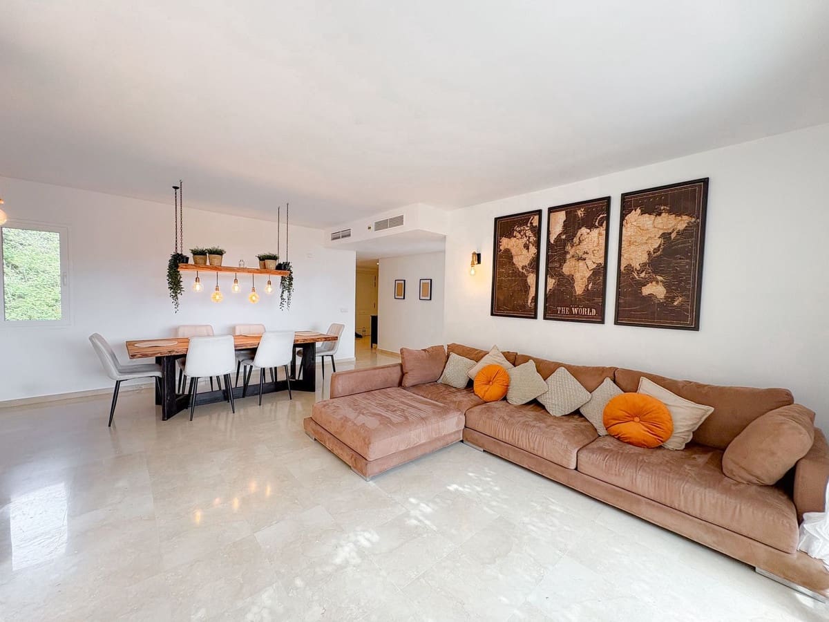 2 bedroom Apartment for sale in Calahonda with pool - € 310,000 (Ref: 9850436)