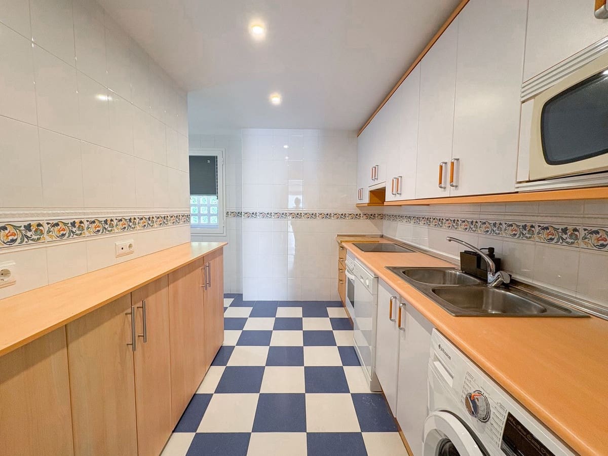 2 bedroom Apartment for sale in Calahonda with pool - € 310,000 (Ref: 9850436)