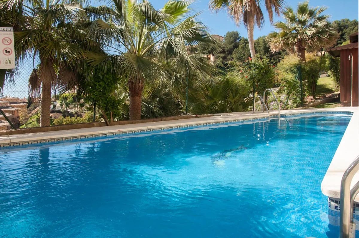 2 bedroom Apartment for sale in Calahonda with pool - € 310,000 (Ref: 9850436)