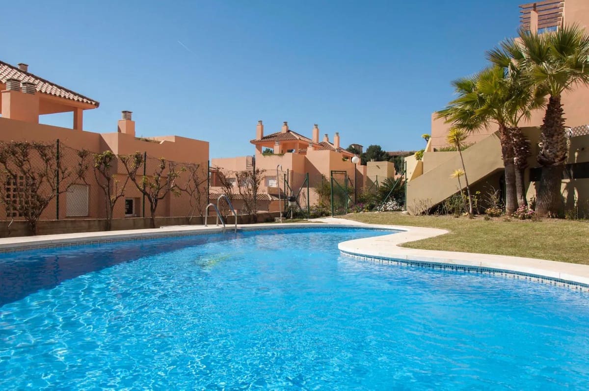 2 bedroom Apartment for sale in Calahonda with pool - € 310,000 (Ref: 9850436)