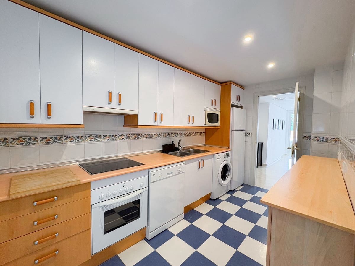 2 bedroom Apartment for sale in Calahonda with pool - € 310,000 (Ref: 9850436)