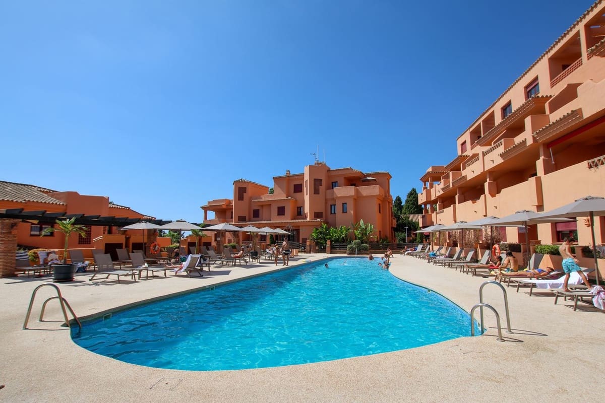 3 bedroom Penthouse for sale in Benahavis with pool garage - € 400,000 (Ref: 9852043)