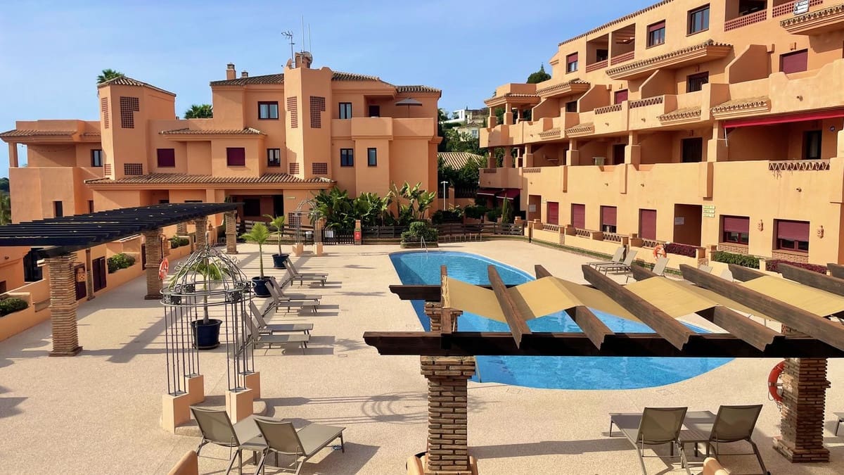 3 bedroom Penthouse for sale in Benahavis with pool garage - € 400,000 (Ref: 9852043)