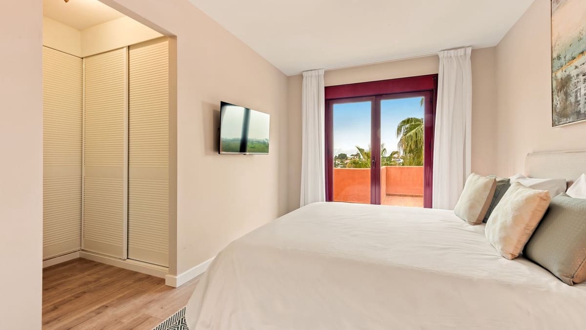 3 bedroom Penthouse for sale in Benahavis with pool garage - € 400,000 (Ref: 9852043)