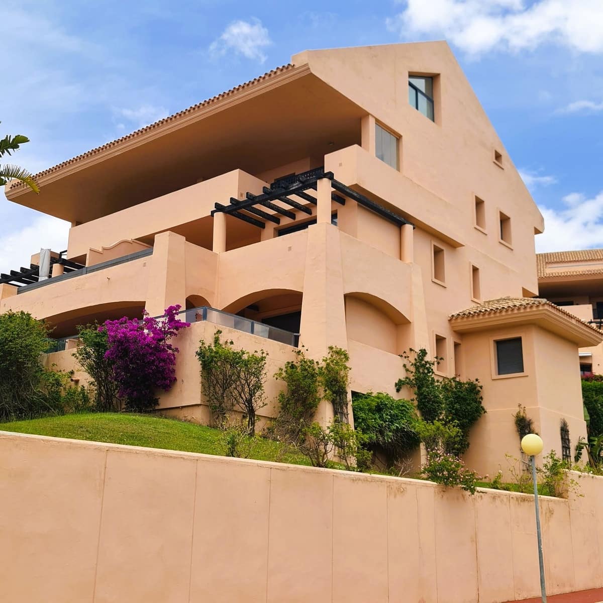2 bedroom Apartment for sale in Calahonda with pool garage - € 330,000 (Ref: 9861150)