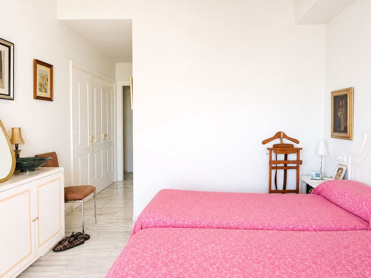 2 bedroom Apartment for sale in Calahonda with pool - € 340,000 (Ref: 9865584)