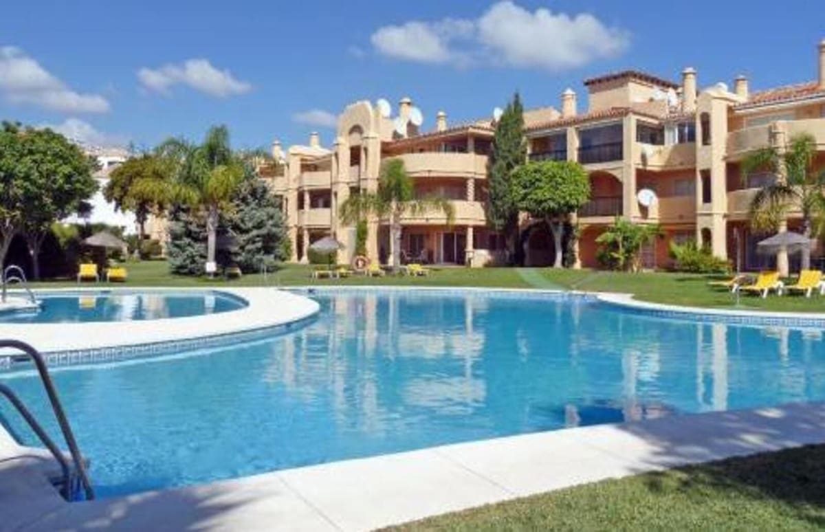 2 bedroom Apartment for sale in Calahonda with pool - € 340,000 (Ref: 9865584)