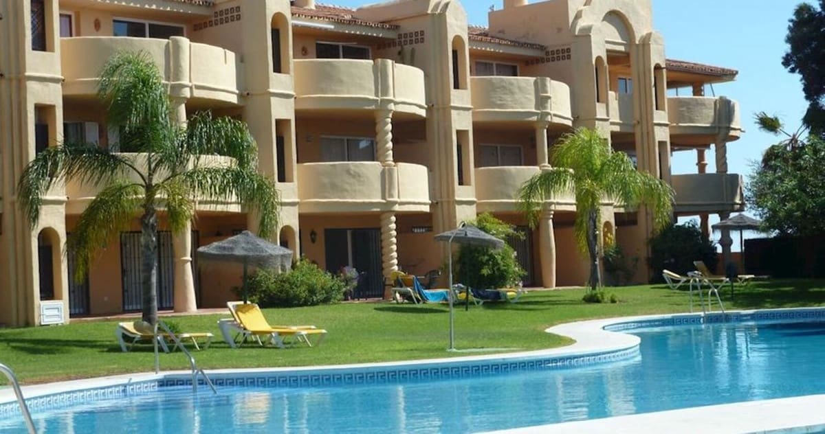 2 bedroom Apartment for sale in Calahonda with pool - € 340,000 (Ref: 9865584)