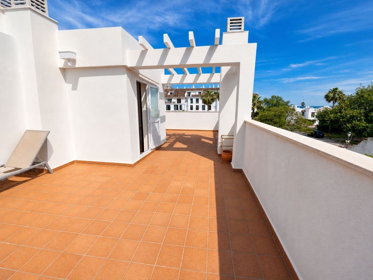 3 sypialnia Dom na sprzedaż w La Duquesa / Puerto de la Duquesa z garażem - 375 000 € (Ref: 9872317)