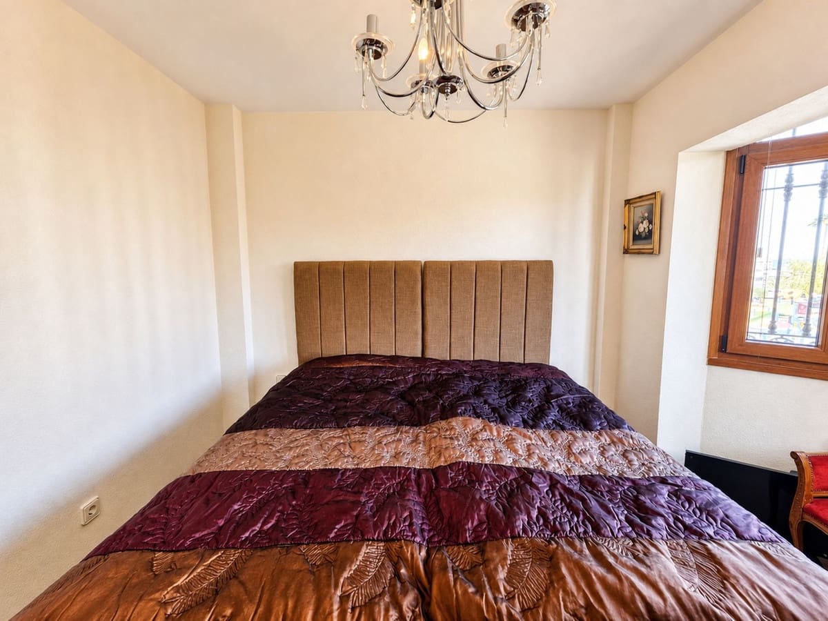 3 sypialnia Dom na sprzedaż w La Duquesa / Puerto de la Duquesa z garażem - 375 000 € (Ref: 9872317)