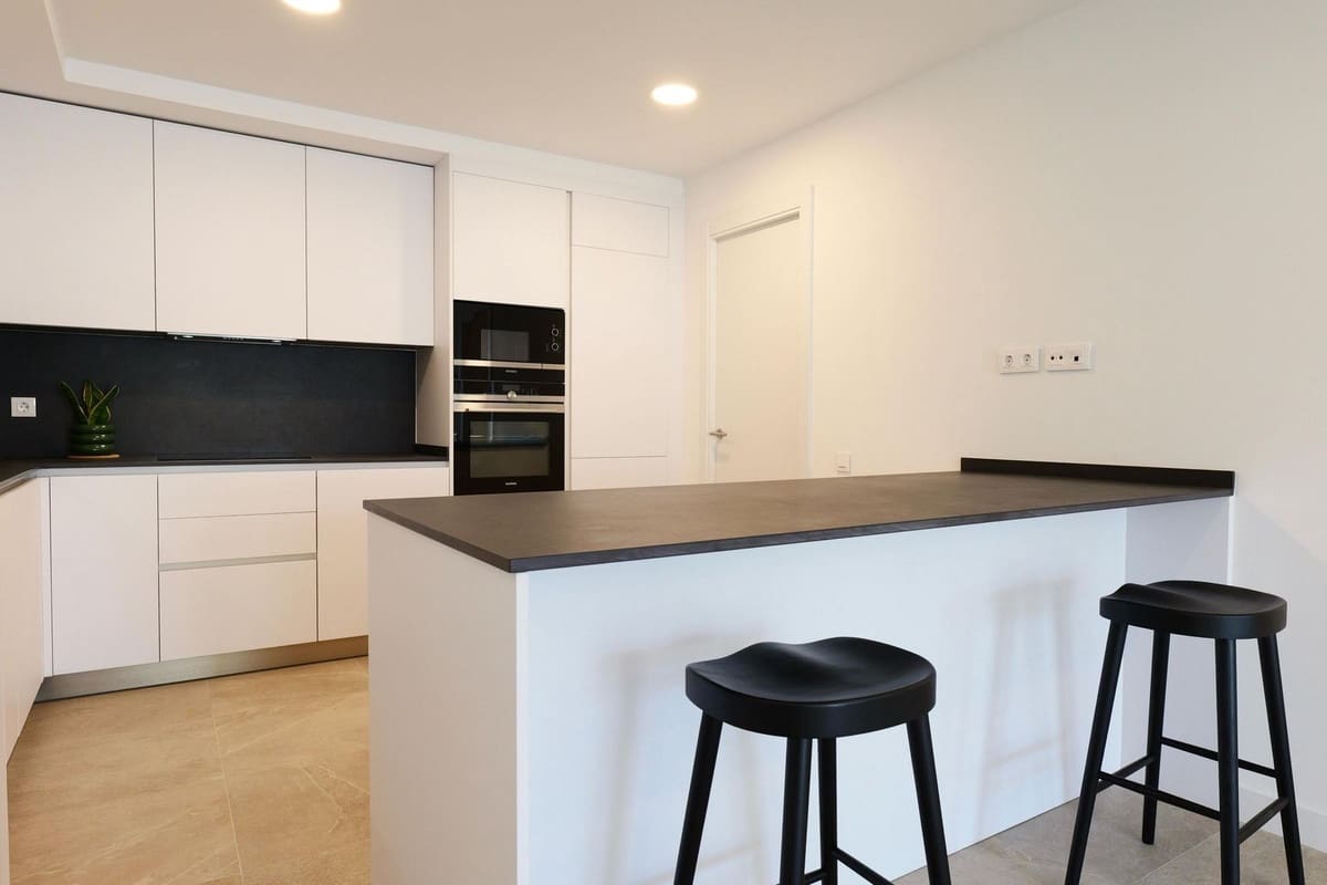 2 Zimmer Apartment zu verkaufen in Estepona mit Pool Garage - 590.000 € (Ref: 9879603)