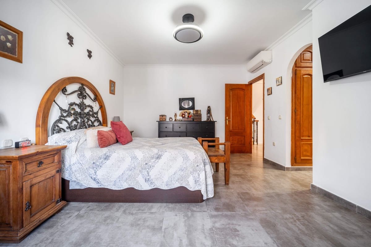 3 chambre Maison de Ville à vendre à Estepona - 990 000 € (Ref: 9879607)