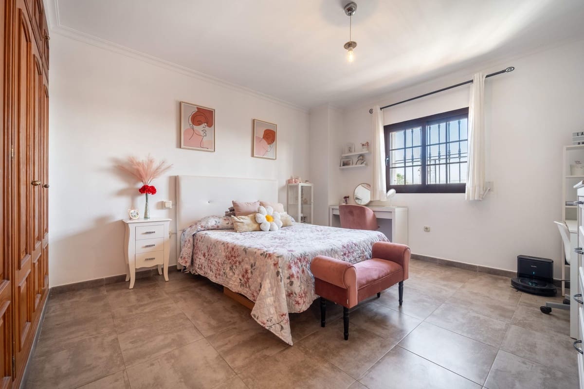 3 chambre Maison de Ville à vendre à Estepona - 990 000 € (Ref: 9879607)