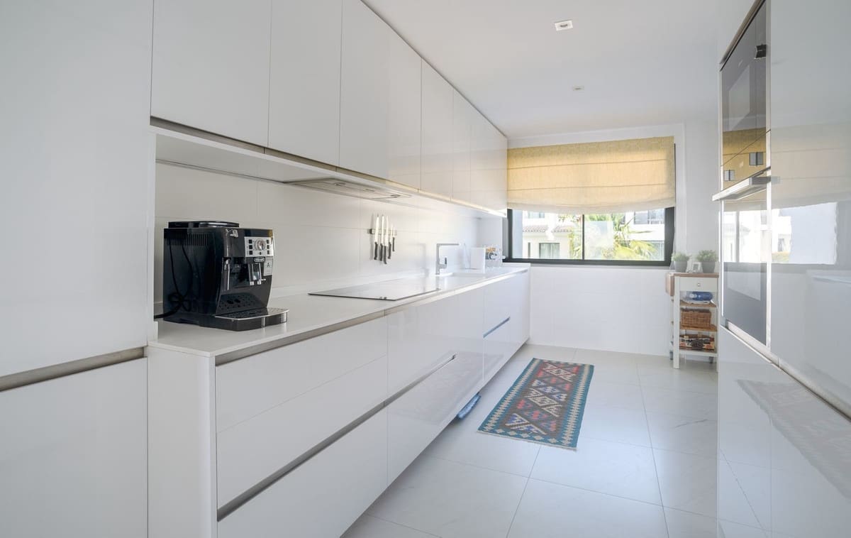 2 bedroom Apartment for sale in Estepona with pool garage - € 795,000 (Ref: 9879608)